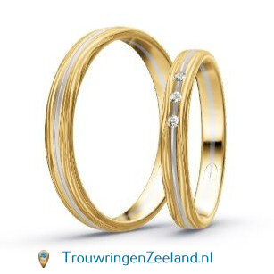 Trouwringen in 9*/14/18 karaat geelgoud met middenbaan witgoud boomschors bewerking met in de damesring 3 diamanten