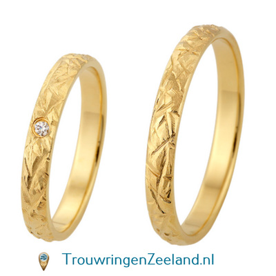 Trouwringen in 8*/14/18 karaat geelgoud met bewerking bliksem groeven mat/glans en in de damesring 1 diamant gezet