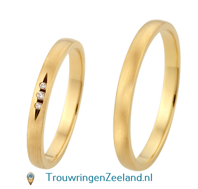 Trouwringen in 8*/14/18 karaat geelgoud met bewerking langs mat en in de damesring 3 diamanten in een ovaal gezet