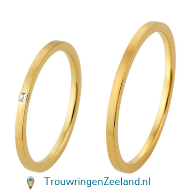 Trouwringen in 8*/14/18 karaat geelgoud met bewerking langs mat en in de damesring 1 diamant Princess geslepen