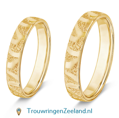 Trouwringen in 8*/14/18 karaat geelgoud glans gepolijst en hamerslag print zonder diamant(en) in de damesring